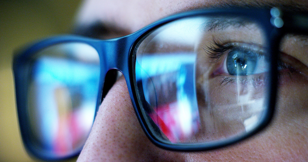 takian.ir eyeglass reflection during videocall